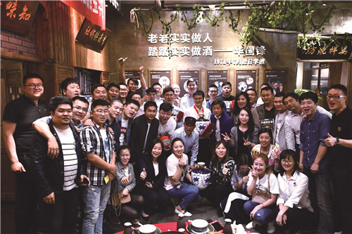 1525857837620847.jpg 学员齐聚知味轩就餐,与汤总合影_副本.jpg